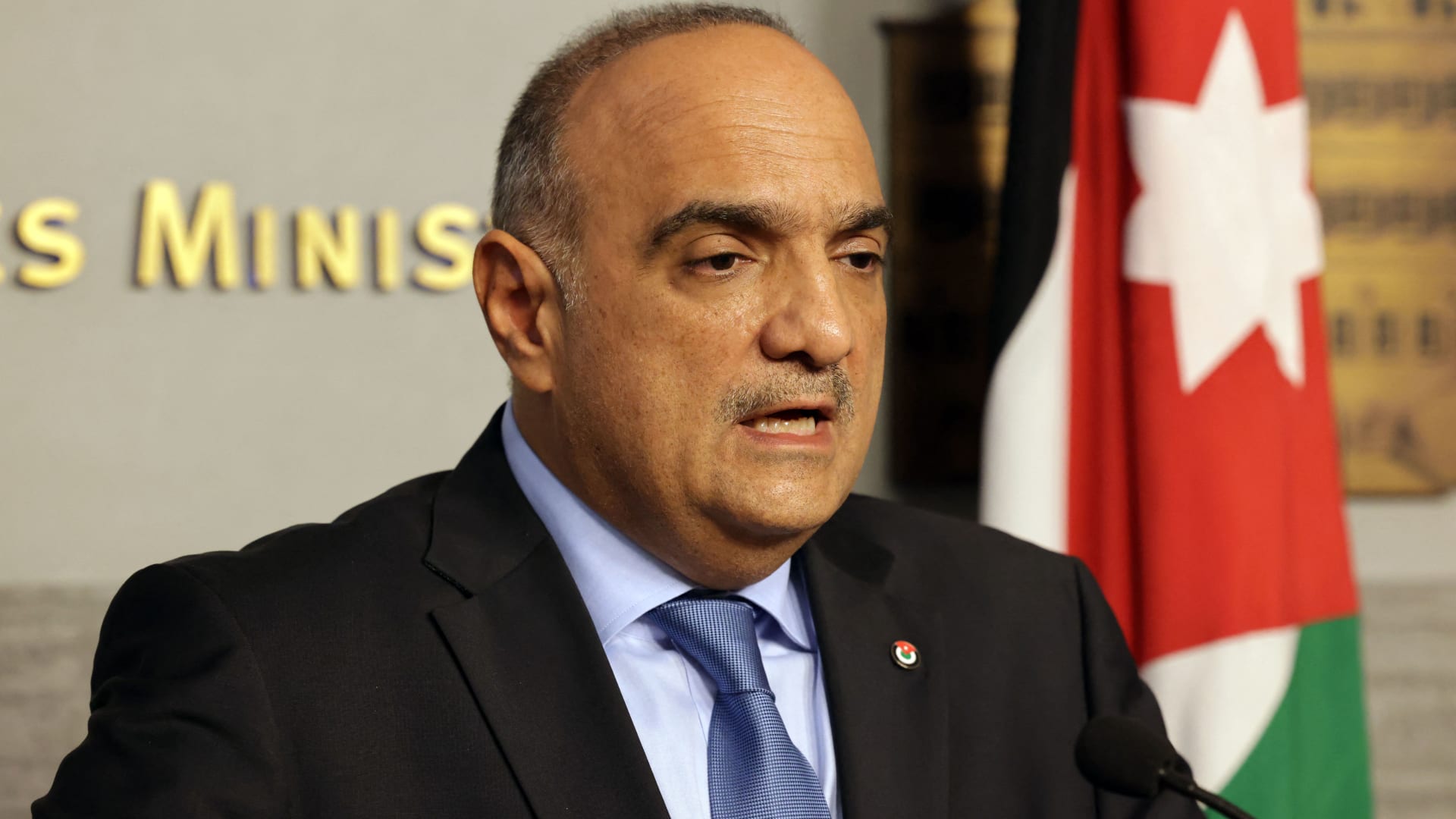 الأردن: حظر النشر بقضية أحد أطرافها رئيس الحكومة