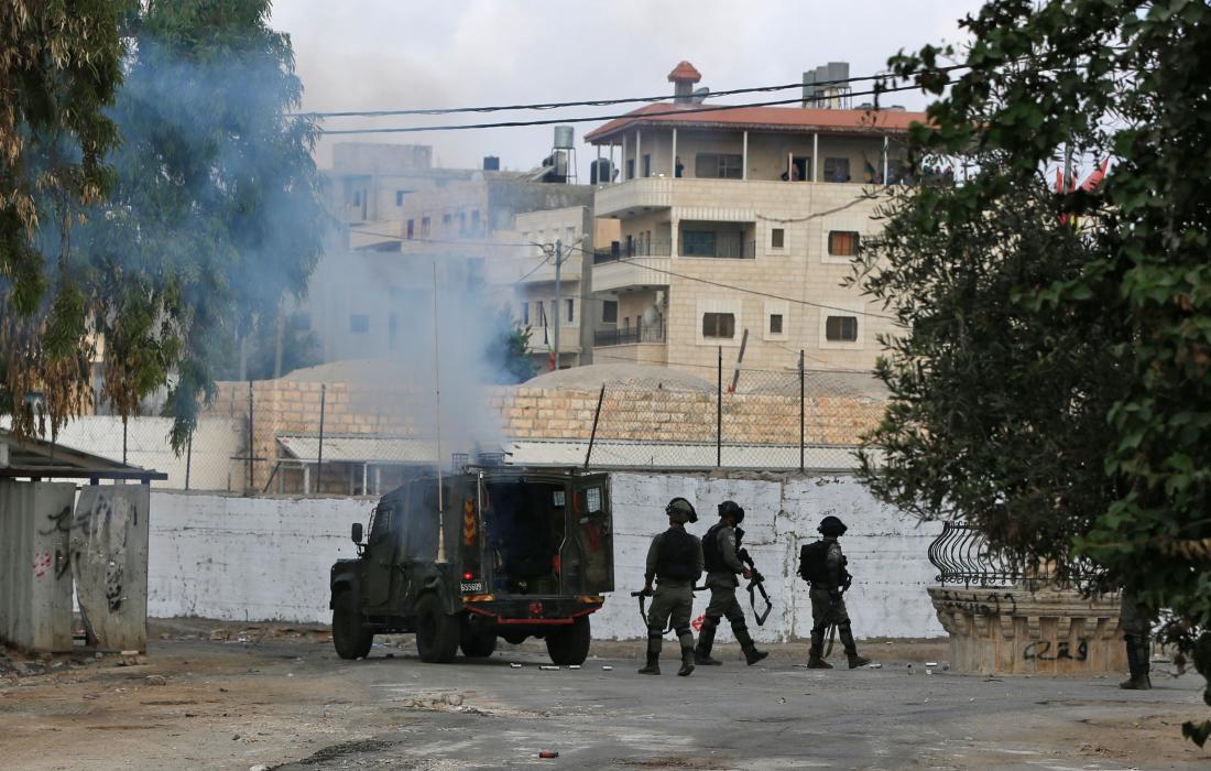 قوات الاحتلال تقتحم عدة مدن في الضفة وسط اندلاع اشتباكات مُسلحة