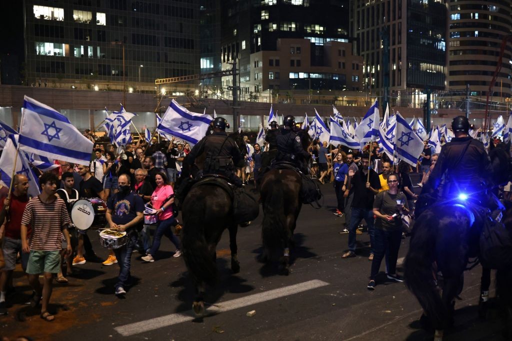 عشرات الآلاف يتظاهرون في عشرات المواقع احتجاجا على خطة إضعاف القضاء: إغلاق شوارع رئيسية ومناوشات