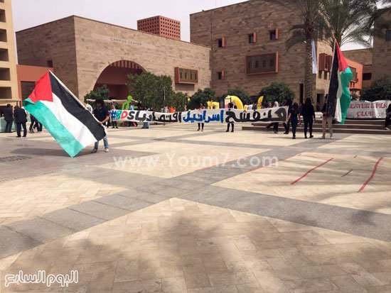 طلاب الجامعة الأمريكية يرفعون شعار "هنفشخ إسرائيل اقتصاديا"
