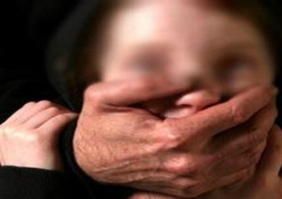 رجل ساعدته زوجته ليغتصب طفلة