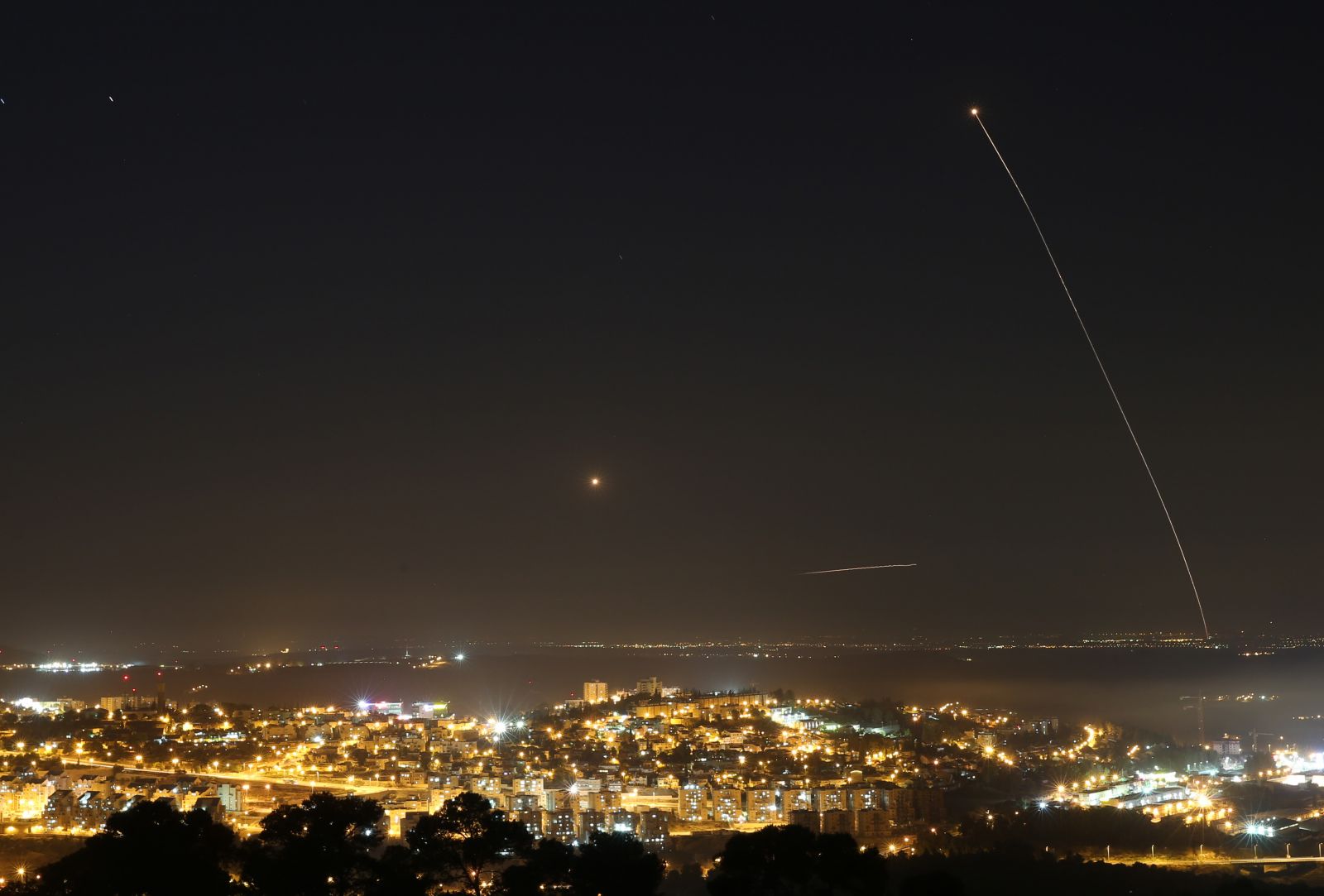 العثور على مكان سقوط صاروخ قرب عسقلان