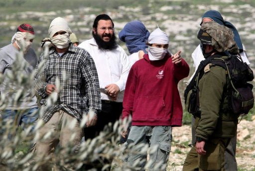 إصابة مواطن وزوجته بحجارة مستوطنين جنوب بيت لحم إصابة مواطن وزوجته بحجارة مستوطنين جنوب بيت لحم