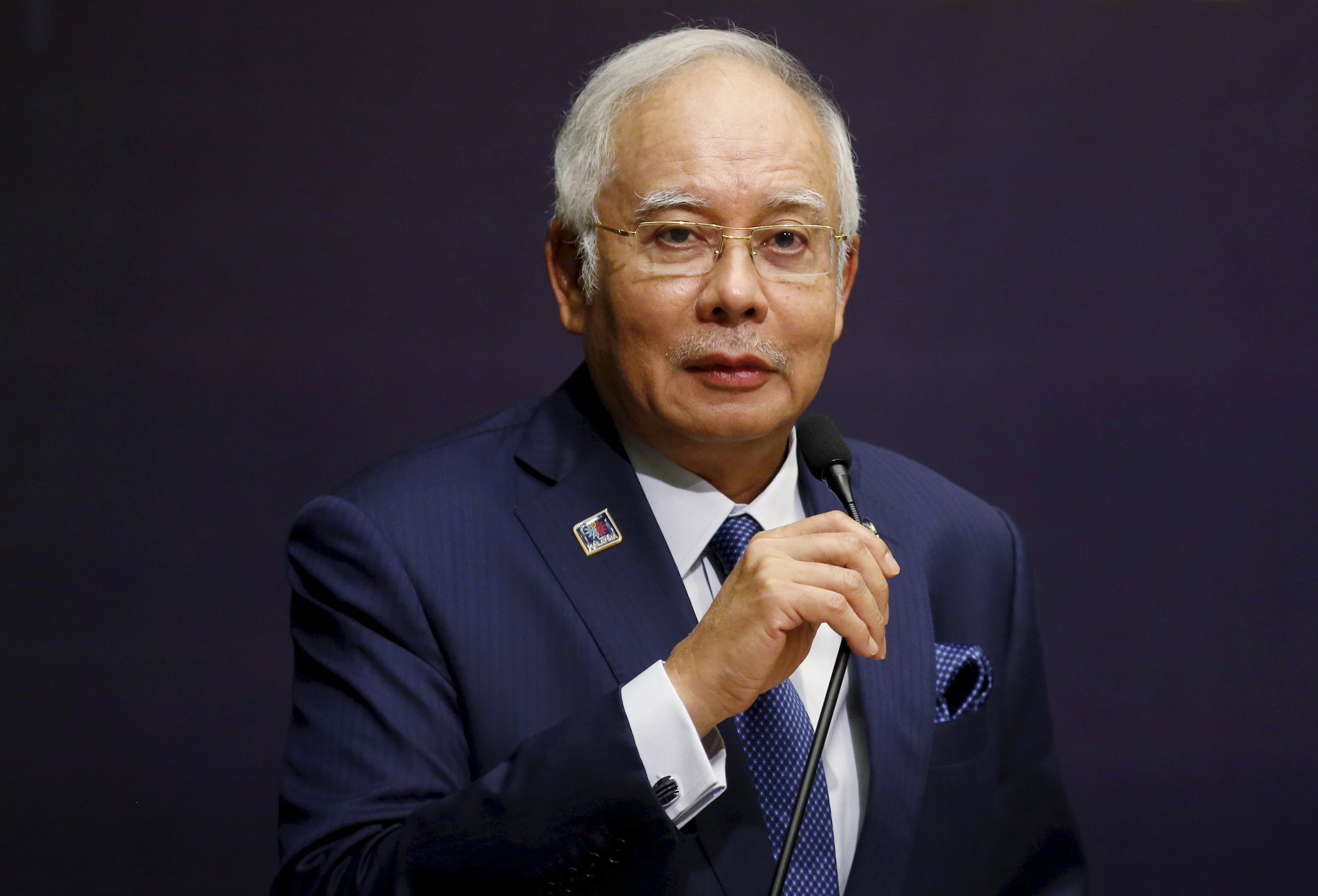 رئيس وزراء ماليزيا أنفق 15 مليون دولار على الملابس والمجوهرات