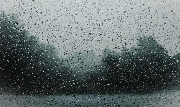 الطقس: أجواء غائمة وباردة وفرصة لسقوط أمطار متفرقة