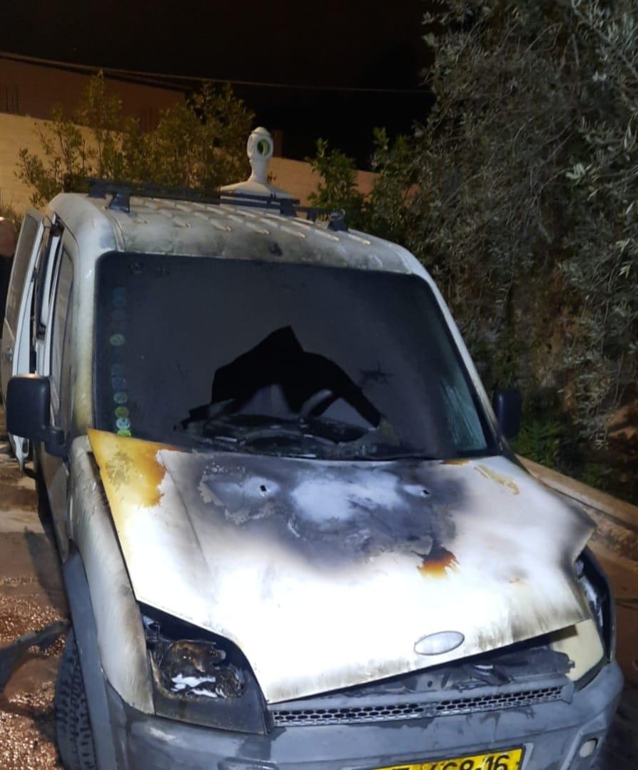 إحراق سيارات وخط شعارات معادية للعرب في أبو غوش وعين نقوبا