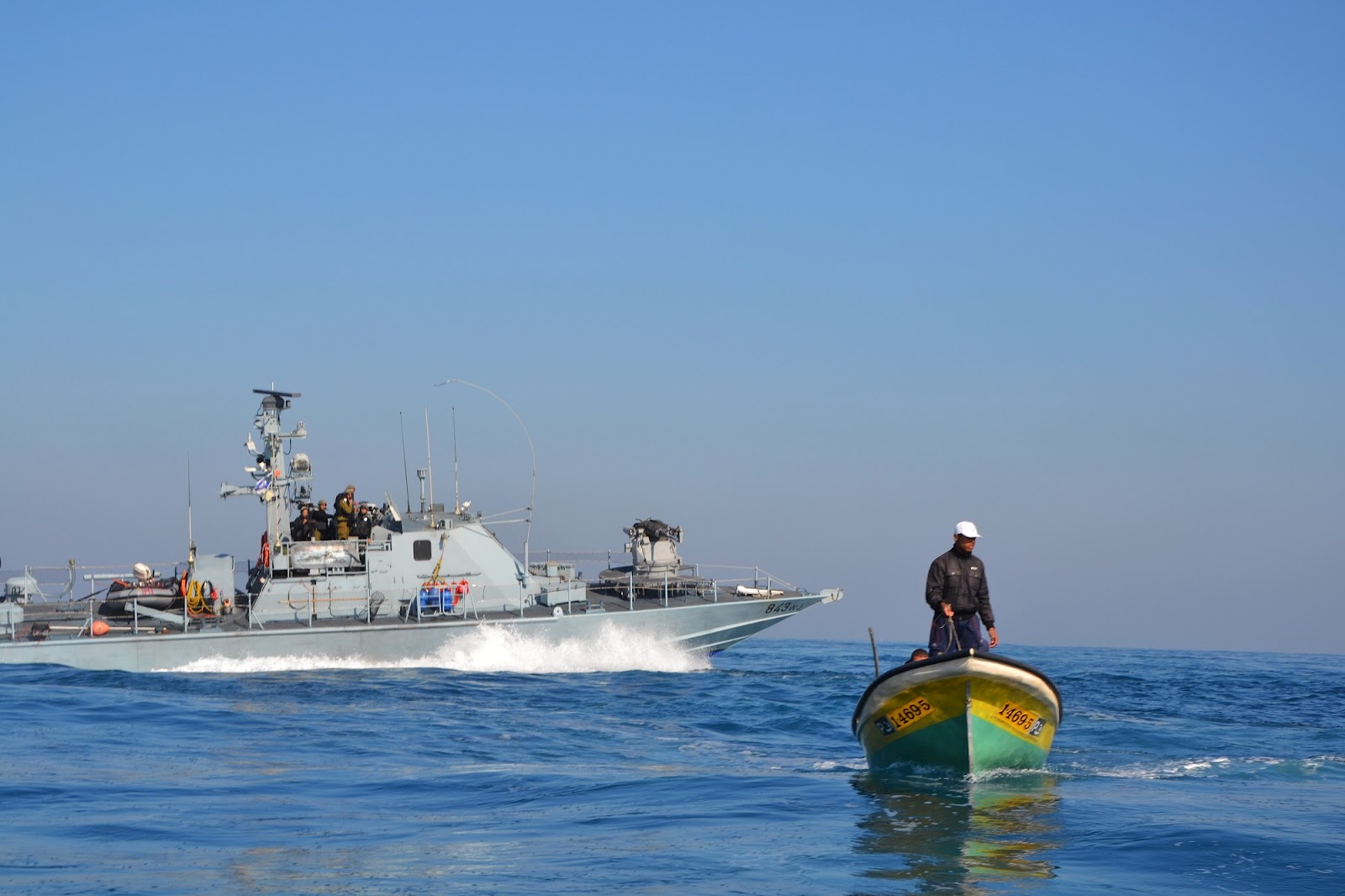 الاحتلال يعتقل 10 صيادين من بحر بيت لاهيا