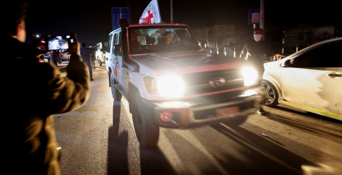 تنفيذ الدفعة السابعة من صفقة التبادل.. الاحتلال يفرج عن 30 فلسطينياً جلهم أطفال مقابل 8 أسرى إسرائيليين