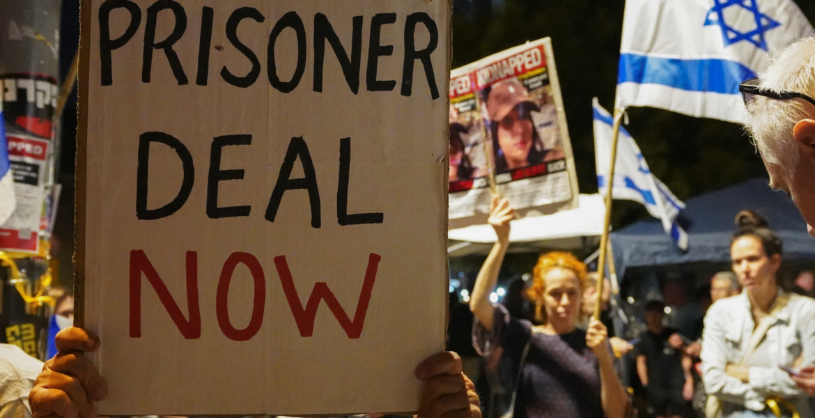 مقتل الأسرى الـ3 بغزة “يؤجج” الشارع ضد نتنياهو.. تظاهرة أمام مبنى “الدفاع” بتل أبيب وتهديد بالإضراب عن الطعام