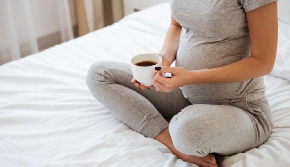 النساء الحوامل وشرب القهوة.. دراسة طبية تحسمُ الجدل