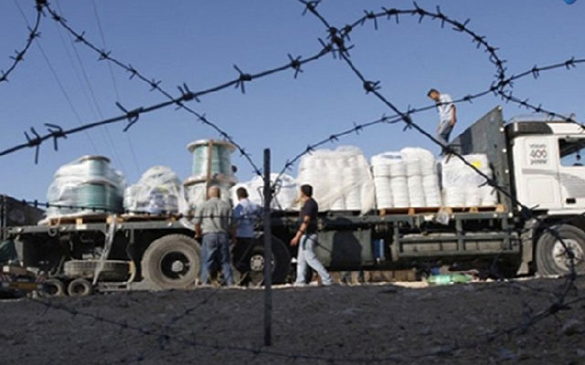 شاحنة فلسطينية تقوم بنقل البضائع إلى المصانع