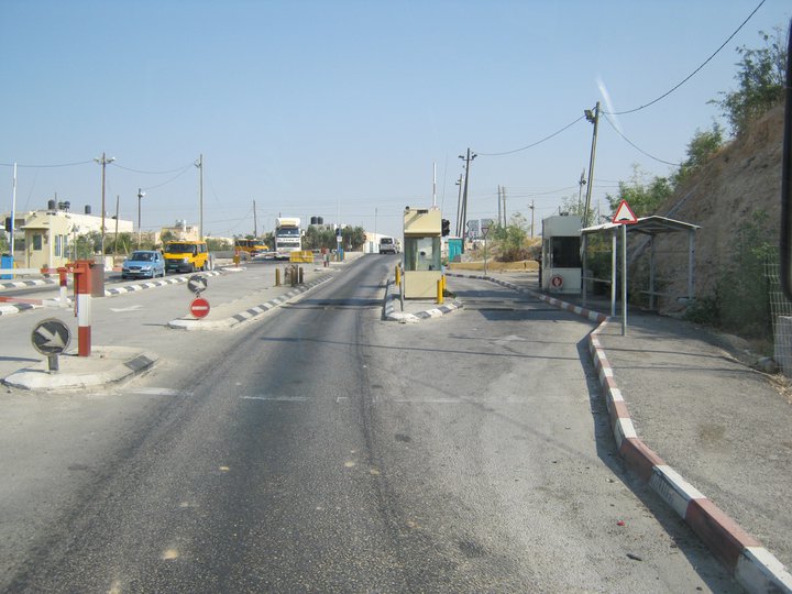 الاحتلال يحتجز عباس زكي على حاجز الكونتينر حاجز الكونتينر