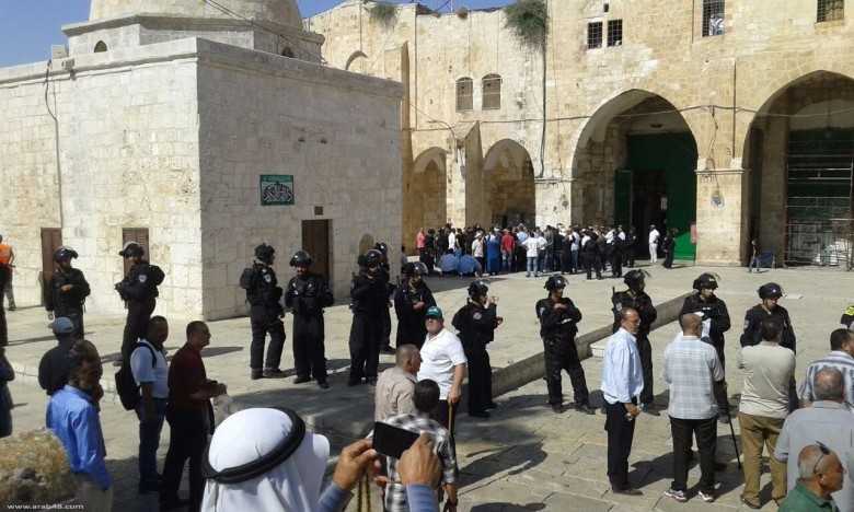 مستوطنون يقتحمون باحات المسجد الأقصى المبارك بحماية جنود الاحتلال