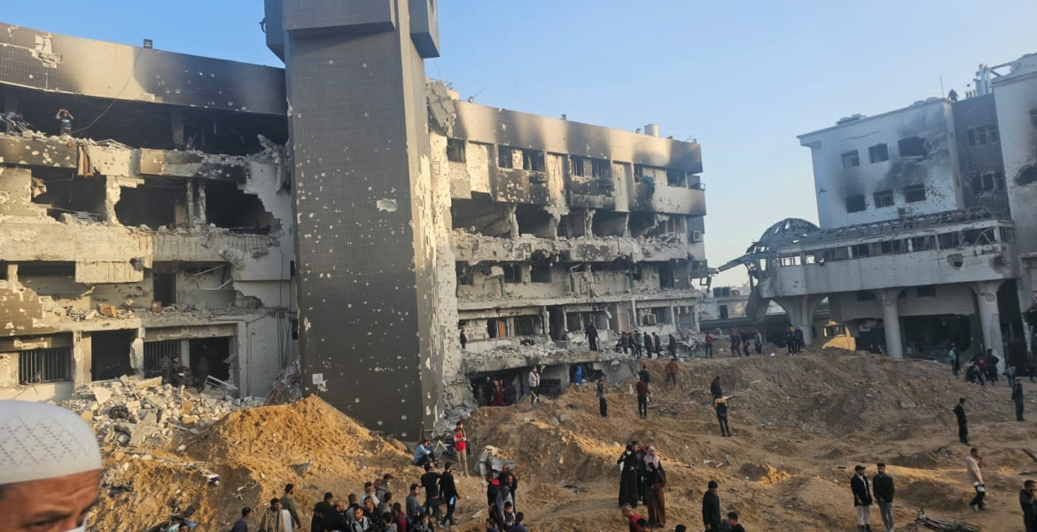 جيش الاحتلال ينسحب من مجمع الشفاء في غزة.. ترك خلفه دماراً هائلاً وجثثاً بالشوارع وتحت الأرض