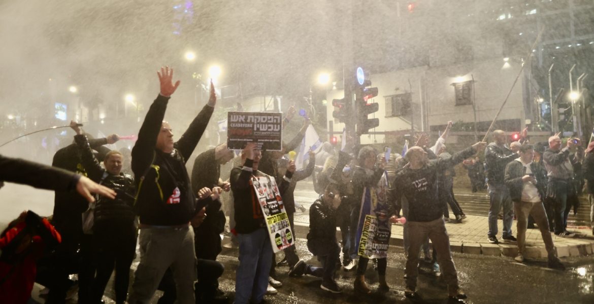 فيديو “القسام” يشعل الشارع الإسرائيلي.. متظاهرون غاضبون يحاصرون بن غفير، ونيران بالقرب من منزل نتنياهو (فيديو)