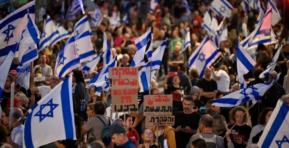 إسرائيليون غاضبون يغلقون الطريق لدخول مكتب نتنياهو.. هآرتس: رئيس الوزراء رفض استقبال عائلات الأسرى 