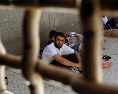 ازدياد أعداد المعتقلين تفاقم من أوضاع الأسرى في السجون   Zamn Press   زمن برس