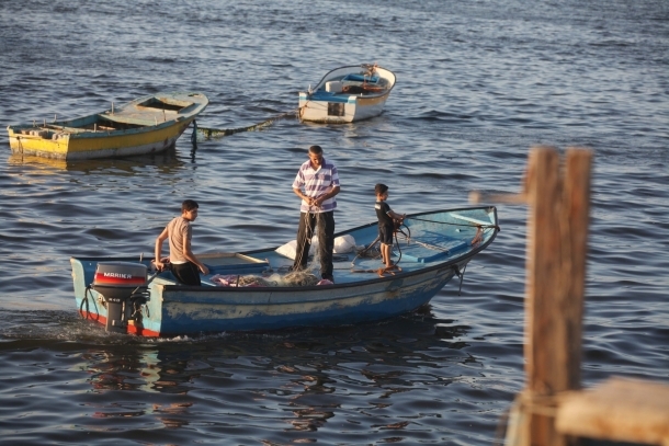 البحرية المصرية تطلق نيرانها تجاه قوارب صيد بغزة البحرية المصرية تطلق نيرانها تجاه قوارب صيد بغزة