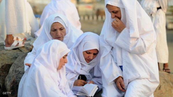 أرشيفية لسيدات يقفن على صعيد عرفات لأداء الركن الأعظم من أركان الحج