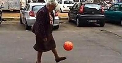 بالفيديو: عجوز تتحدى ميسي في "مهاراتها الكروية" بالفيديو: عجوز تتحدى ميسي في "مهاراتها الكروية"