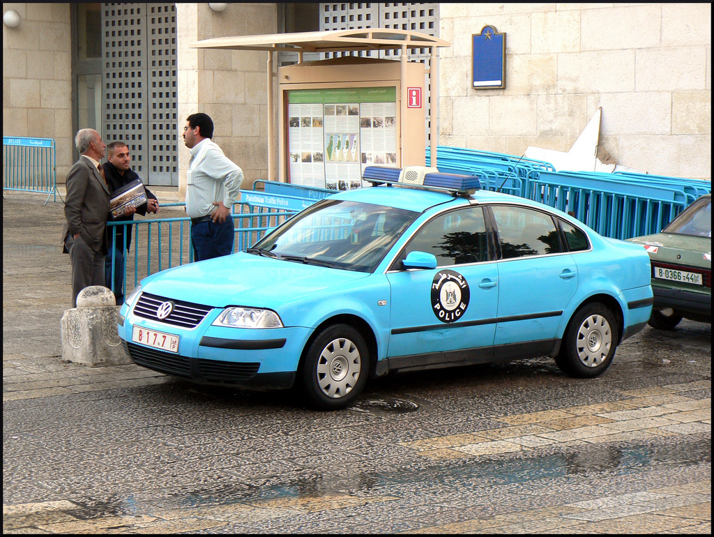 رام الله: مواطن يسلم سيارة ابنه غير القانونية للشرطة