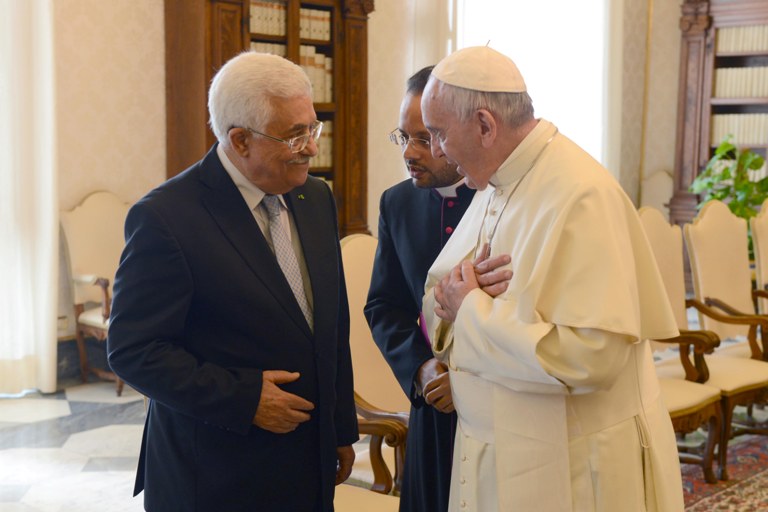 استنكار إسرائيلي لاعتبار أبو مازن "ملاك سلام" والفاتيكان يوضّح