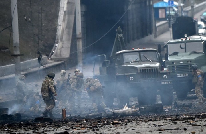 اشتباكات بأسلحة ثقيلة ومتوسطة في كييف ودوي انفجارات في مدن أخرى