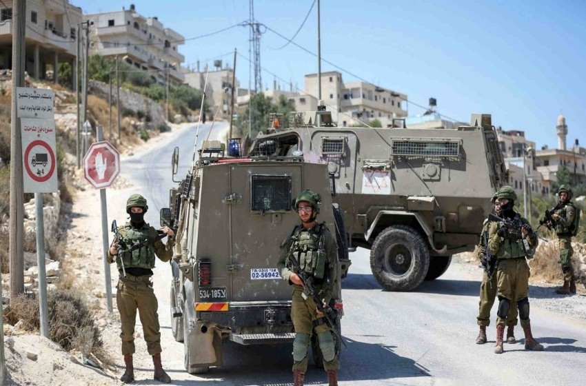 الجيش الإسرائيلي يفرض طوقًا أمنيًا على الضفة ويغلق معابر القطاع