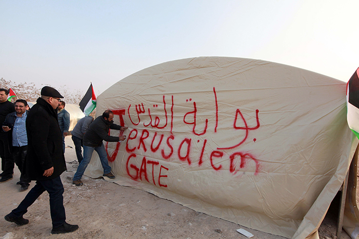 اصابات واعتقالات في اقتحام الاحتلال لقرية بوابة القدس اقتحام بوابة القدس