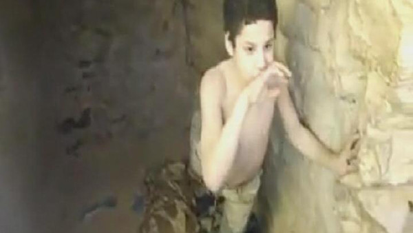 طفل مغربي معاق في كهف