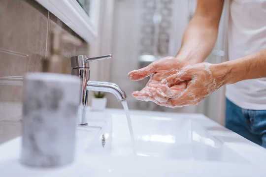 هل غسل يديك باستمرار يضعف جهازك المناعي؟