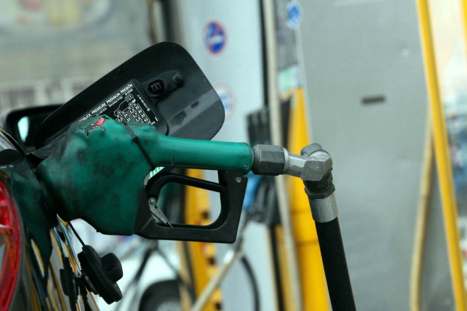 انخفاض حاد على أسعار البنزين في "اسرائيل" بدءا من فجر غد