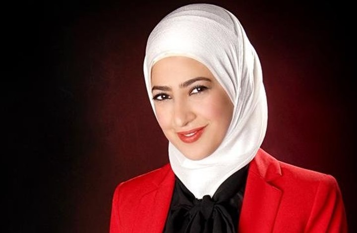 مذيعة فلسطينية تقاضي قناة أمريكية لمنعها الظهور بسبب حجابها