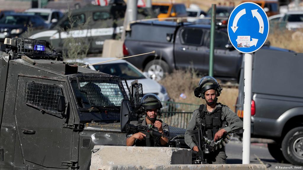 استشهاد فلسطيني دهس جنديا على حاجز للاحتلال (شاهد)