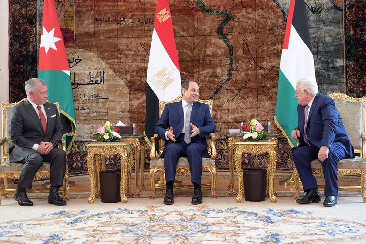 بدء القمة الثلاثية بين الرئيس عباس وملك الأردن والرئيس المصري
