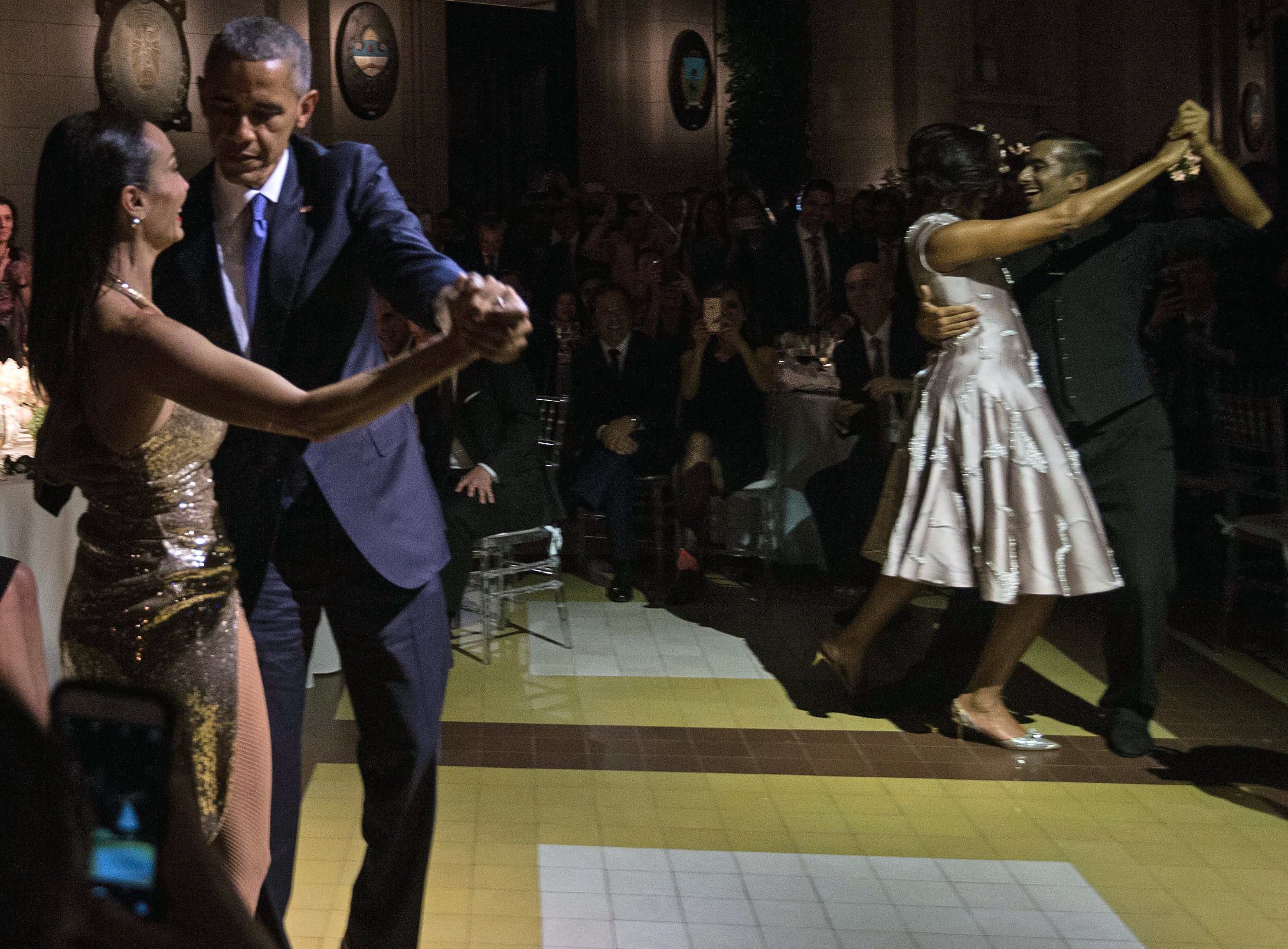 فيديو: أوباما يرقص "التانغو" مع حسناء أرجنتينية
