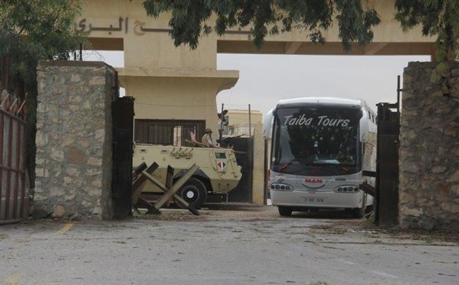 بدء وصول المسافرين العالقين لقطاع غزة عبر معبر رفح معبر رفح