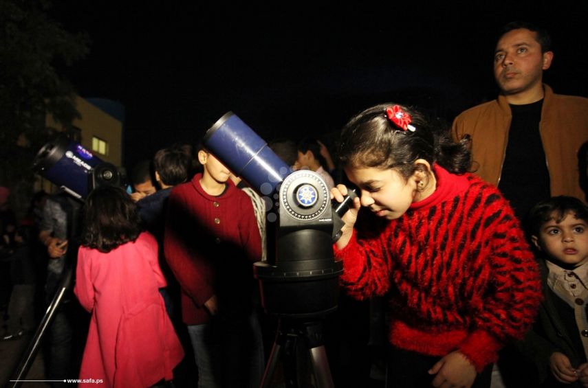 أطفال غزة يرصدون كوكب المشتري
