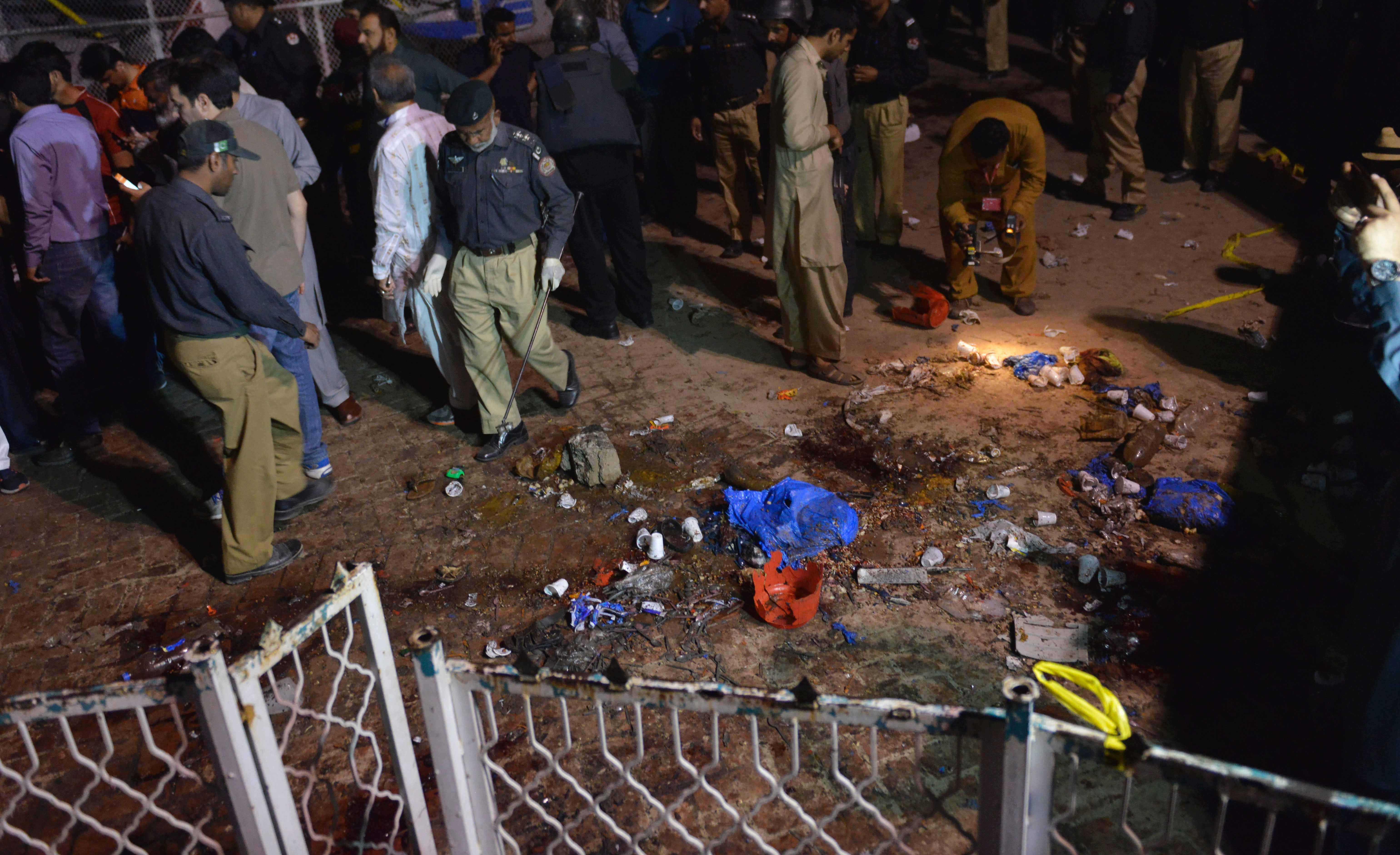 65 قتيلًا معظمهم نساء وأطفال في تفجير بمتنزه بباكستان