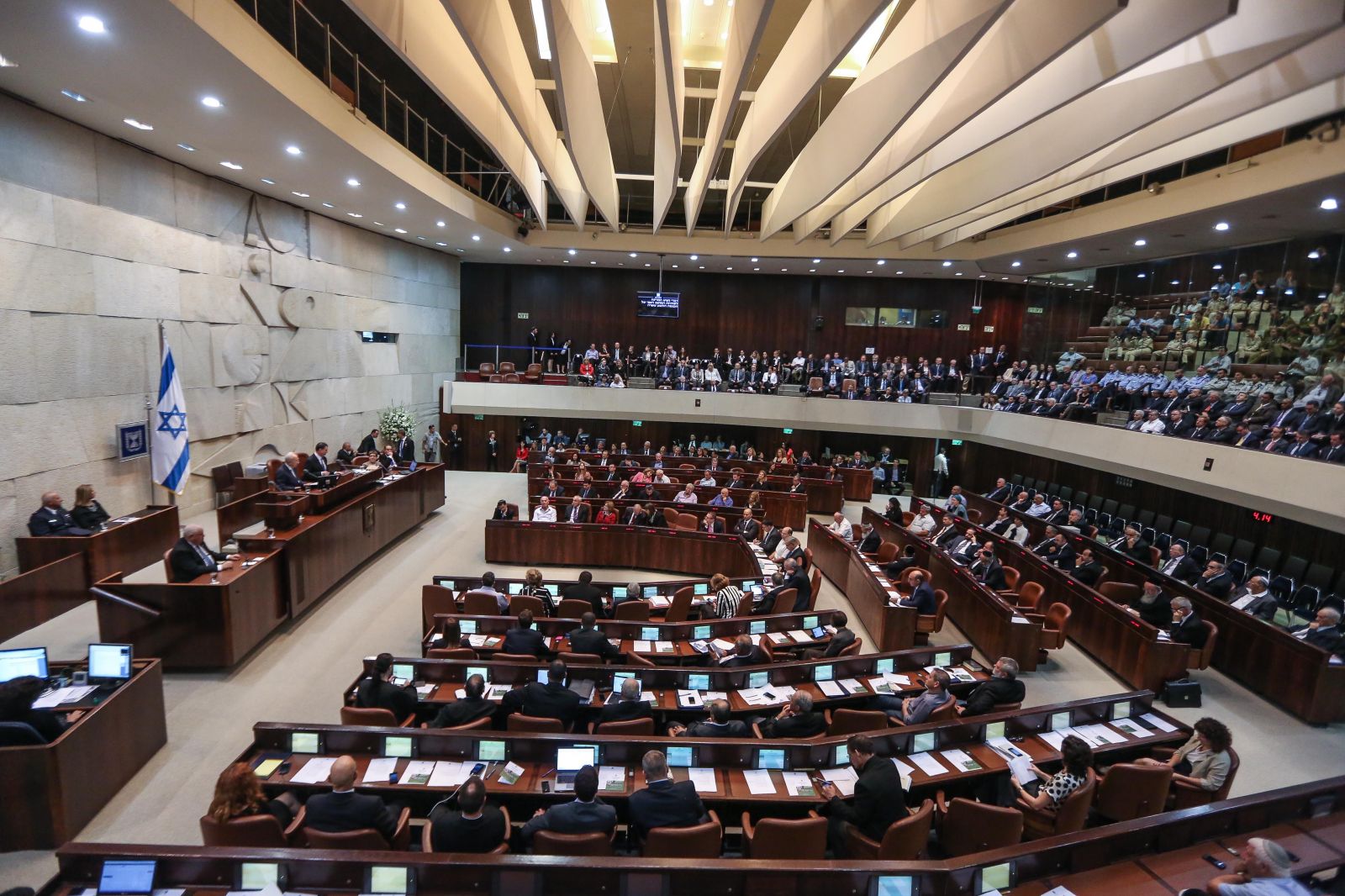 فيديو: طرد وزير إسرائيلي من قاعة الكنيست فيديو: طرد وزير إسرائيلي من قاعة الكنيست