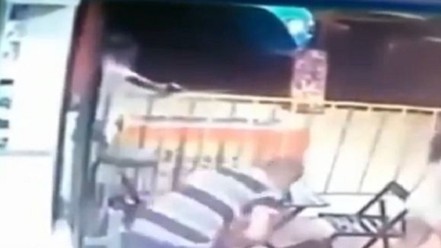 بالفيديو: مقتل شاب بالرصاص وهو يحمل ابنته على ذراعيه مقتل شاب بالرصاص