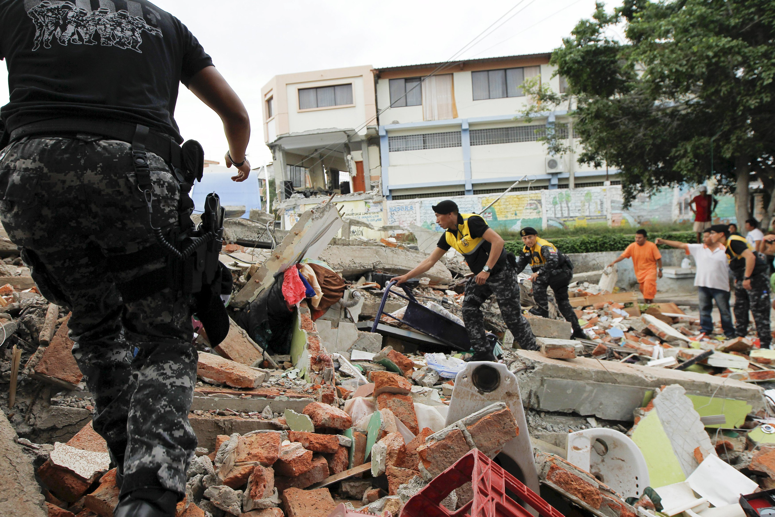 650 قتيلًا عدد ضحايا زلزال الإكوادور