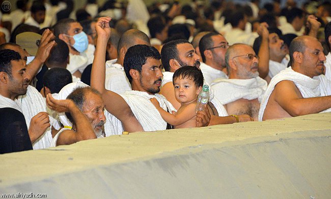 الحجاج يرمون جمرة العقبة في منى الحجاج
