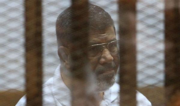 مرسي خلال محاكمته يدعو للالتفاف حول أهداف ثورة يناير