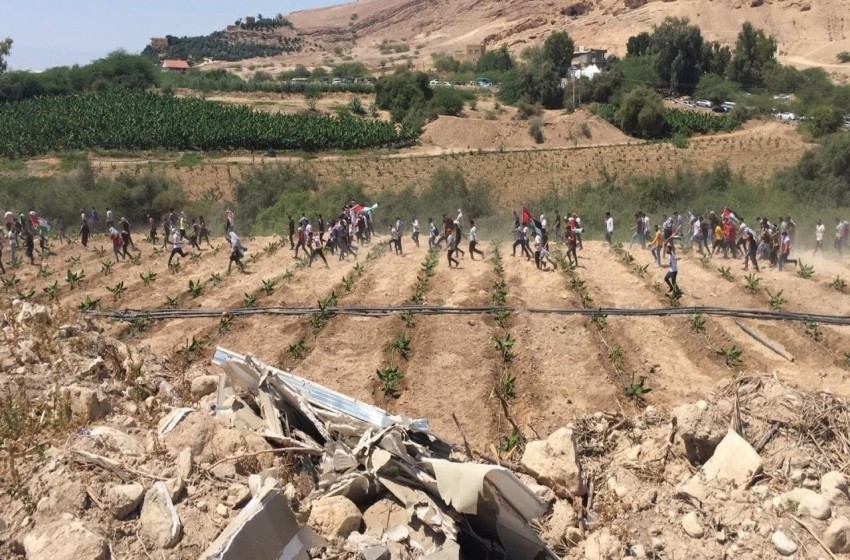عشرات اللبنانيين يقتحمون الحدود مع إسرائيل لدعم الفلسطينيين