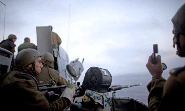 بحرية الاحتلال تستهدف صيادي غزة زوارق الاحتلال