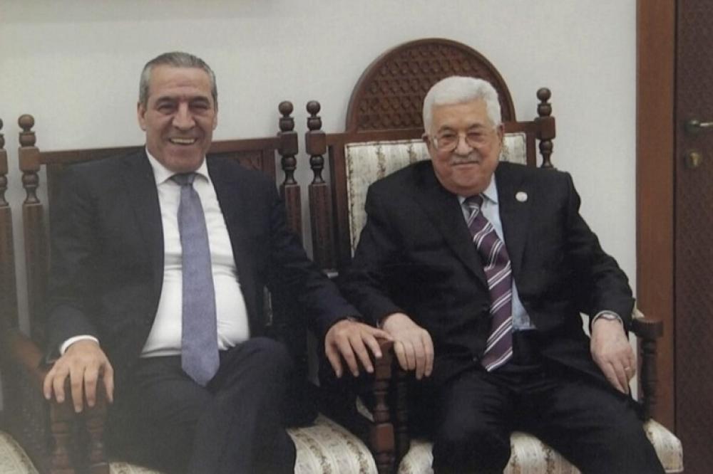 عباس يكلف حسين الشيخ بمهام أمين سر اللجنة التنفيذية