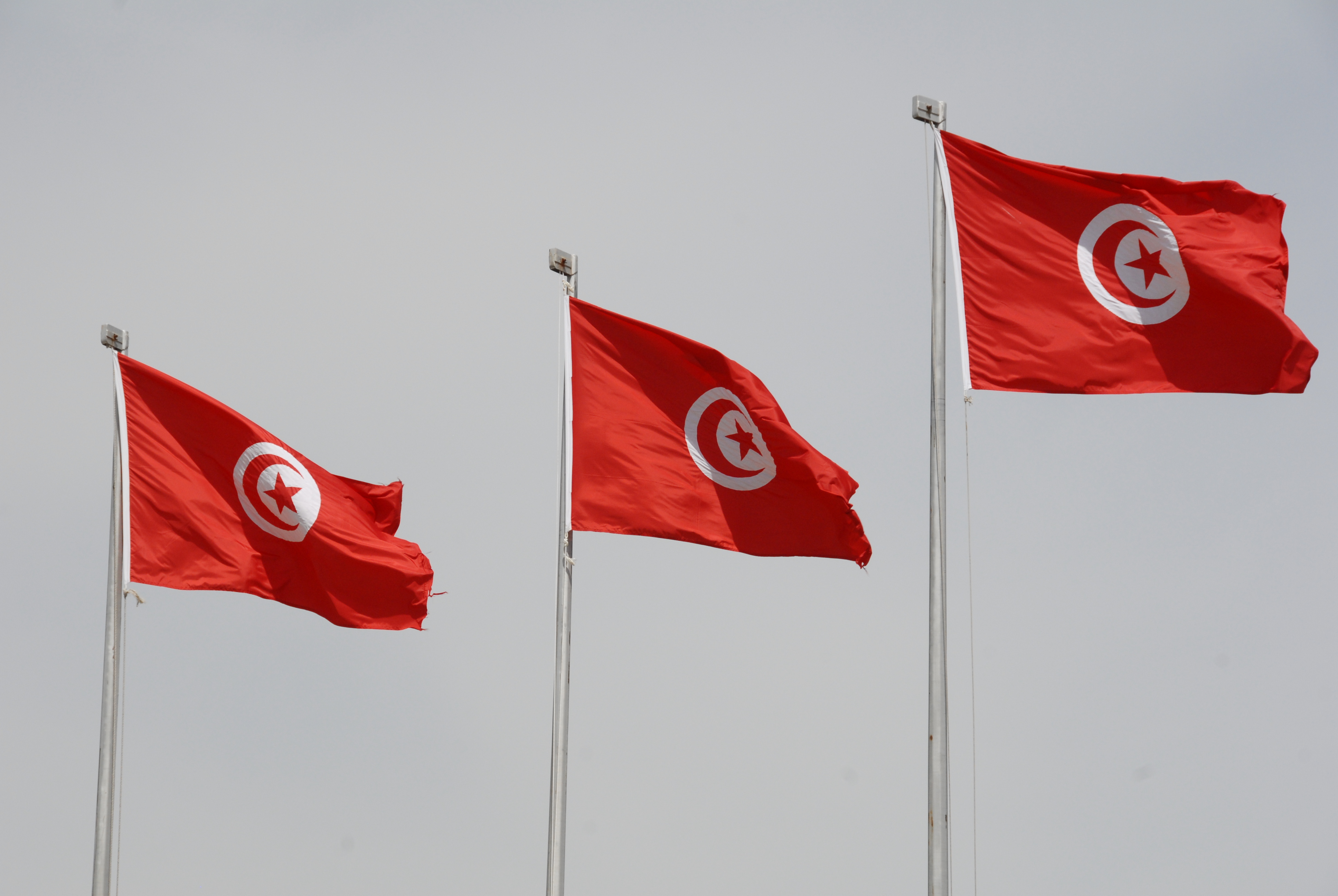 الحكومة التونسية تنفي عجزها عن سداد أجور الموظفين
