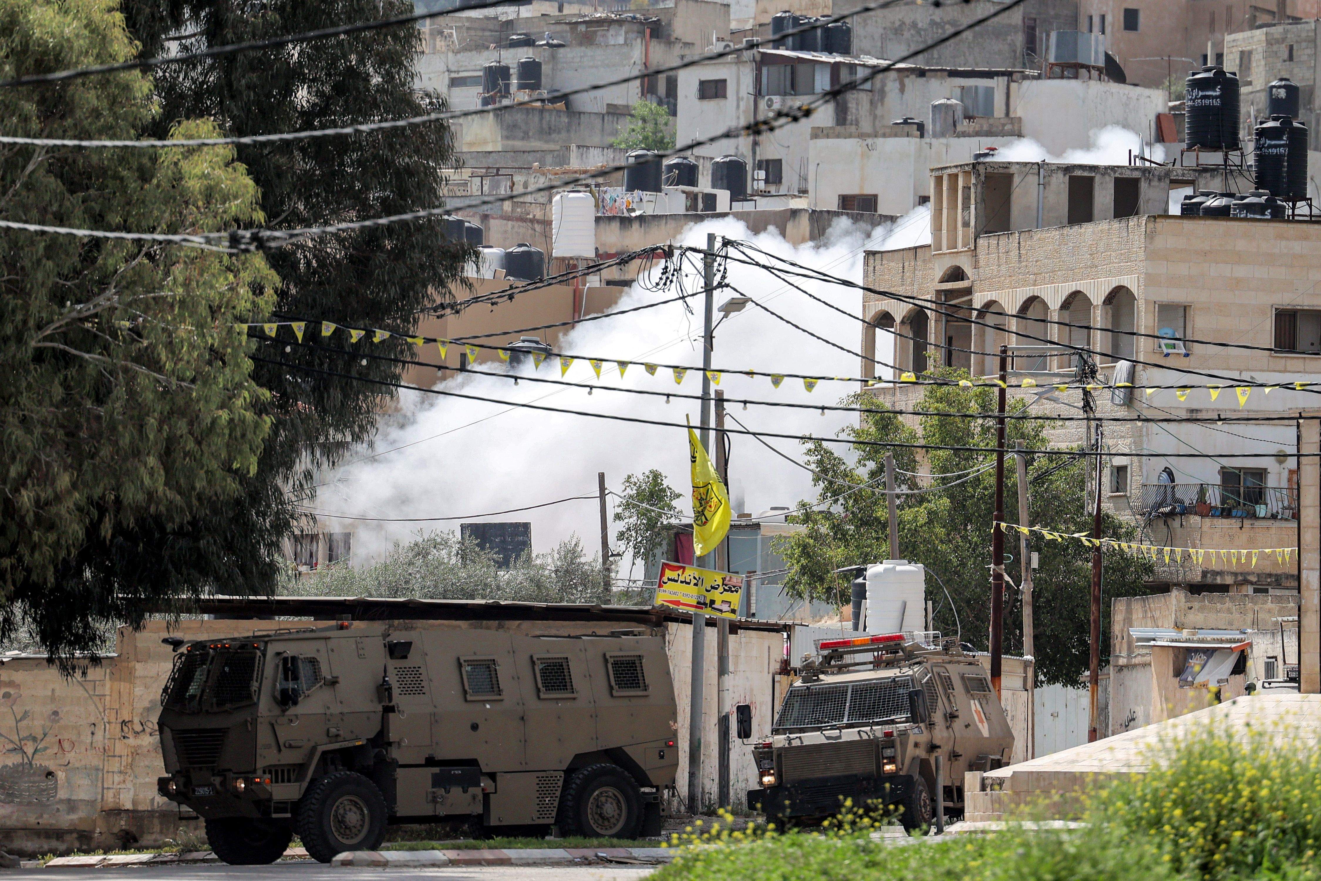 اصابات خلال اشتباكات - قوات الاحتلال تقتحم مخيم جنين وتحاصر منزلا