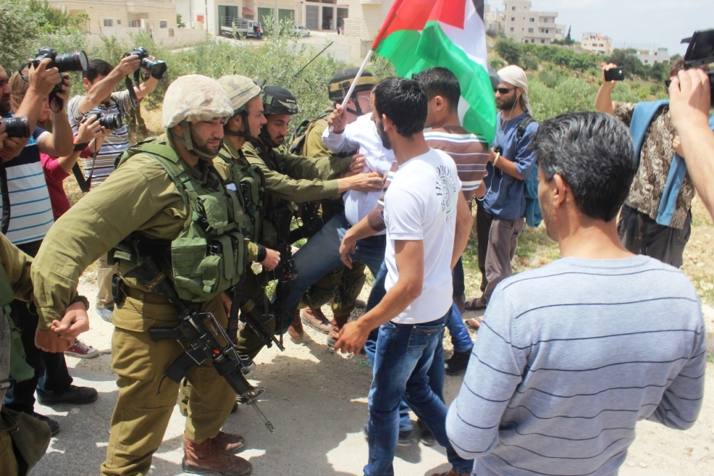 قوات الاحتلال تعتدي على المشاركين بمسيرة المعصرة الأسبوعية 